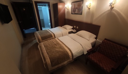 4 PERSON CONNECTION ROOM
