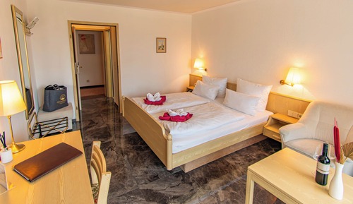 Habitación Confort doble, 1 cama de matrimonio grande, balcón