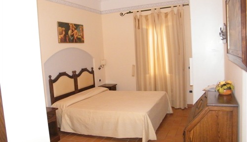 Habitación triple superior, terraza, vistas parciales al mar