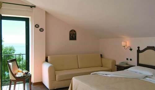 Habitación triple clásica, vistas al mar, en una planta alta