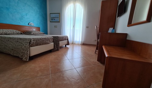 Habitación clásica con 1 cama doble o 2 individuales, balcón