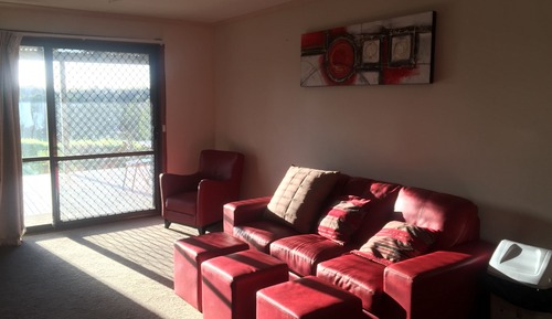 Apartamento familiar, 2 habitaciones, vistas a la colina, en la zona del jardín