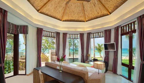 Villa panorámica, piscina privada, frente a la playa
