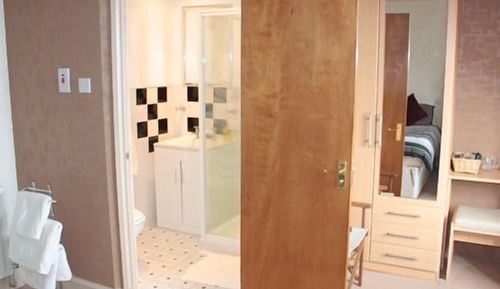 Habitación con 2 camas individuales, baño privado