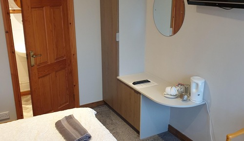 Habitación con 2 camas individuales, baño privado