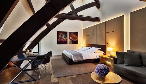 Suite, en una planta alta