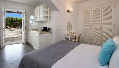 Suite with outdoor Hot Tub and Garden View