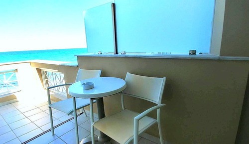 Habitación doble, vistas parciales al mar