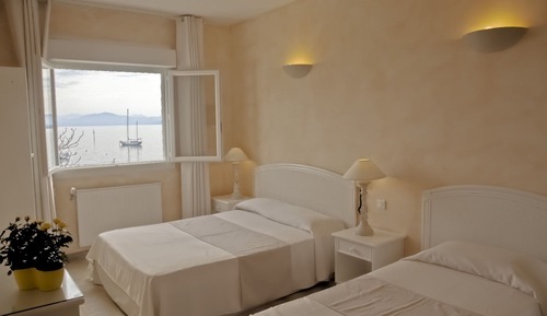 Habitación triple, vistas al mar