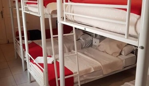 Habitación básica, varias camas