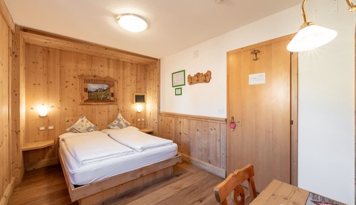 Habitación económica con 1 cama doble o 2 individuales, vistas a la montaña