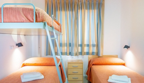 En habitación compartida una cama con baño compartido