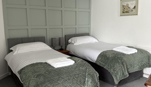 Habitación con 1 cama doble o 2 individuales, baño privado