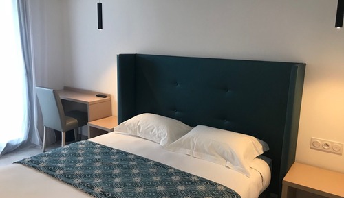 Habitación triple superior, 1 cama de matrimonio con sofá cama, balcón, vistas al mar
