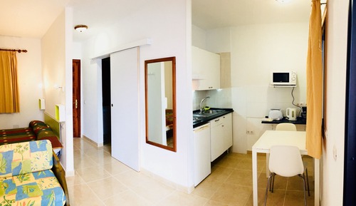 Estudio, vistas a la piscina