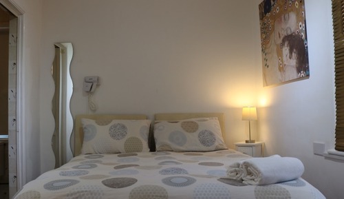 Habitación con 1 cama doble o 2 individuales, baño privado
