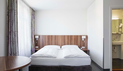 LARGE DOUBLE ROOM
