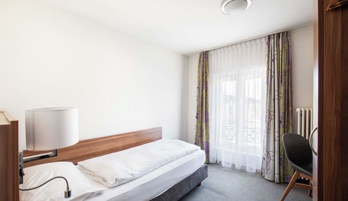 SMALL SINGLE ROOM