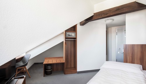 SINGLE ATTIC
