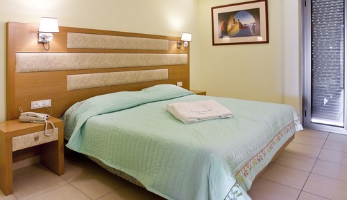 Habitación triple, vistas parciales al mar