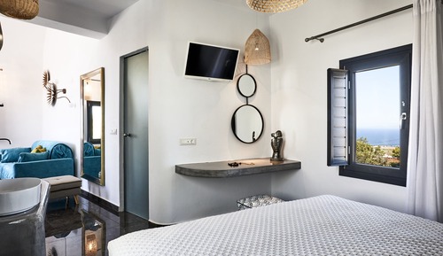 Elegant Suite with outdoor heated private Jacuzzi