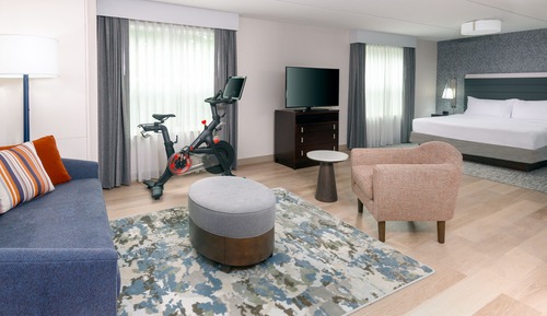 Habitación, 1 cama de matrimonio grande (In-Room Peloton Bike)