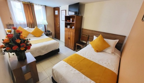 Habitación básica con 2 camas individuales