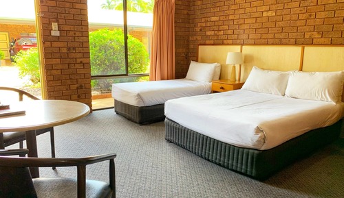 Habitación cuádruple estándar (Standard Motel Room)