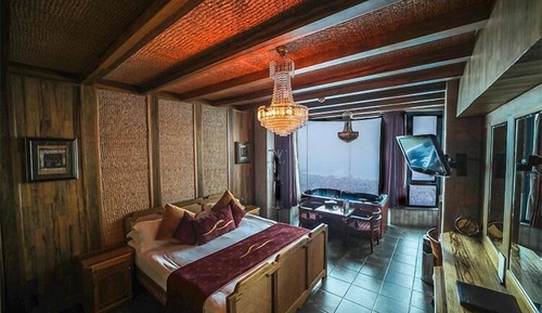 Deluxe Junior Room