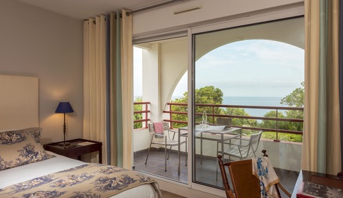 Habitación Premium con 1 cama doble o 2 individuales, vistas parciales al mar