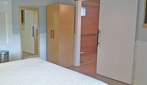Habitación estándar, 1 cama de matrimonio grande (No Pets -  Linens Included)