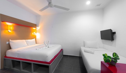 Habitación triple, sin ventanas