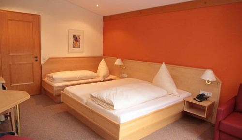 Habitación estándar con 2 camas individuales, varias camas