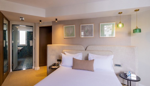 Senior Suite, King Size Bed, Pool view