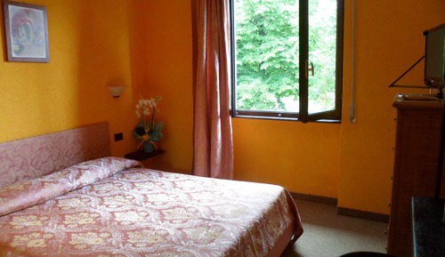 Habitación básica con 1 cama doble o 2 individuales, vistas al parque, en la zona del jardín