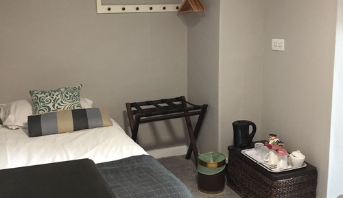Habitación con 1 cama doble o 2 individuales, baño privado
