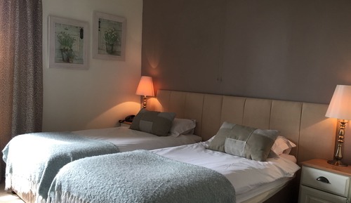 Habitación con 2 camas individuales, baño privado