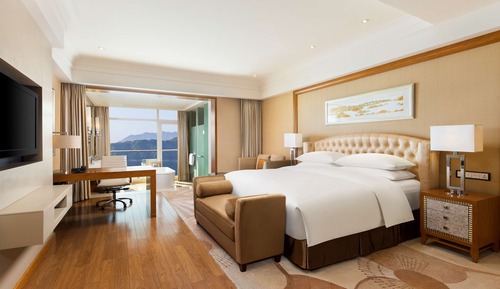 Cama matrimonial grande, vista al lago
