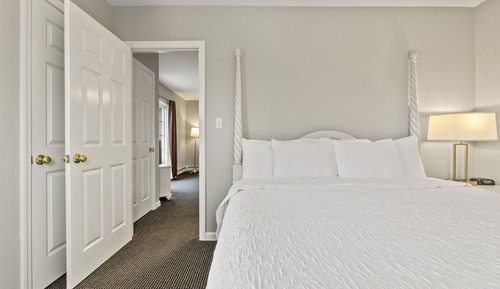 Suite (Suite 1 King Bed-steps to access room)