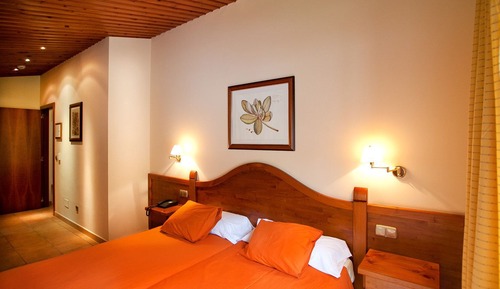 Habitación con 2 camas individuales, balcón