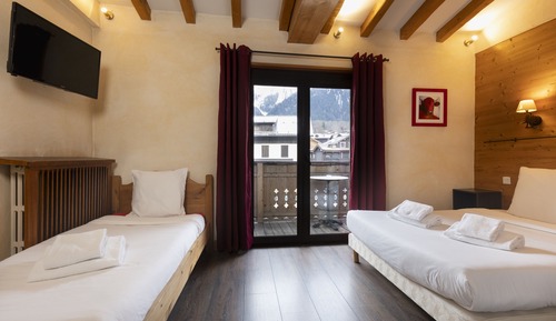 Habitación triple, balcón (1 double bed and 1 single bed)