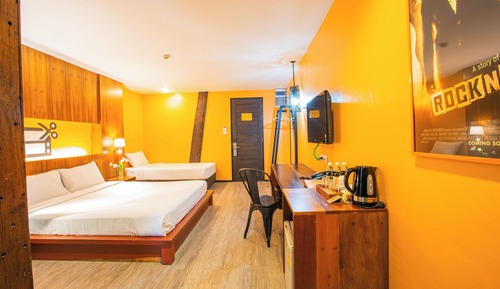 Habitación triple estándar, balcón