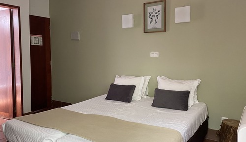 Habitación con 1 cama doble o 2 individuales, balcón, vistas al río