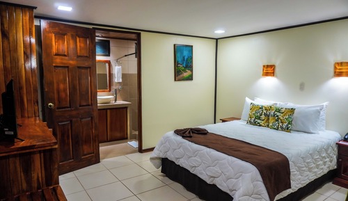 Clasic Room - 1 Queen Bed & 2 Single