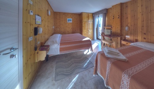 Habitación Confort con 1 cama doble o 2 individuales, balcón