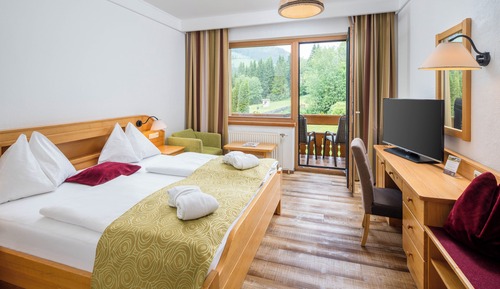 Habitación estándar doble, 1 cama de matrimonio grande, balcón, vistas a la montaña