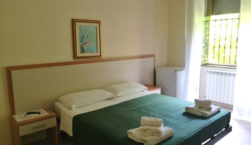 Habitación básica con 1 cama doble o 2 individuales, 1 cama doble o 2 individuales