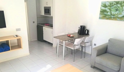 Premium One Bedroom Apartment with Balcony, Sea View and Air Conditioning 2 Adults