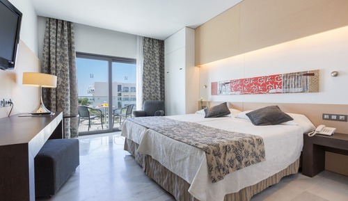 Habitación doble, balcón, vistas parciales al mar