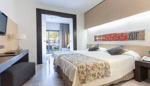Suite familiar, balcón (3 adults + 1 child)